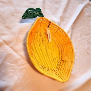 NWOT Lemon shaped basket with Lemon theme hand towels